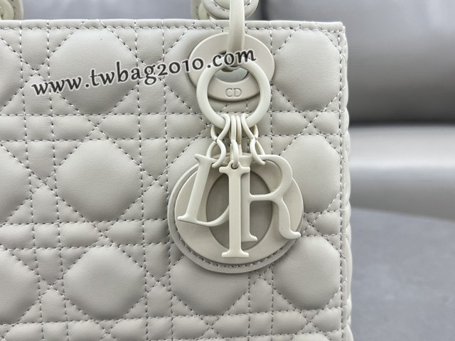 Dior专柜新款迪奥高仿原单Lady20cm四格磨砂徽章手提包 djfk1311